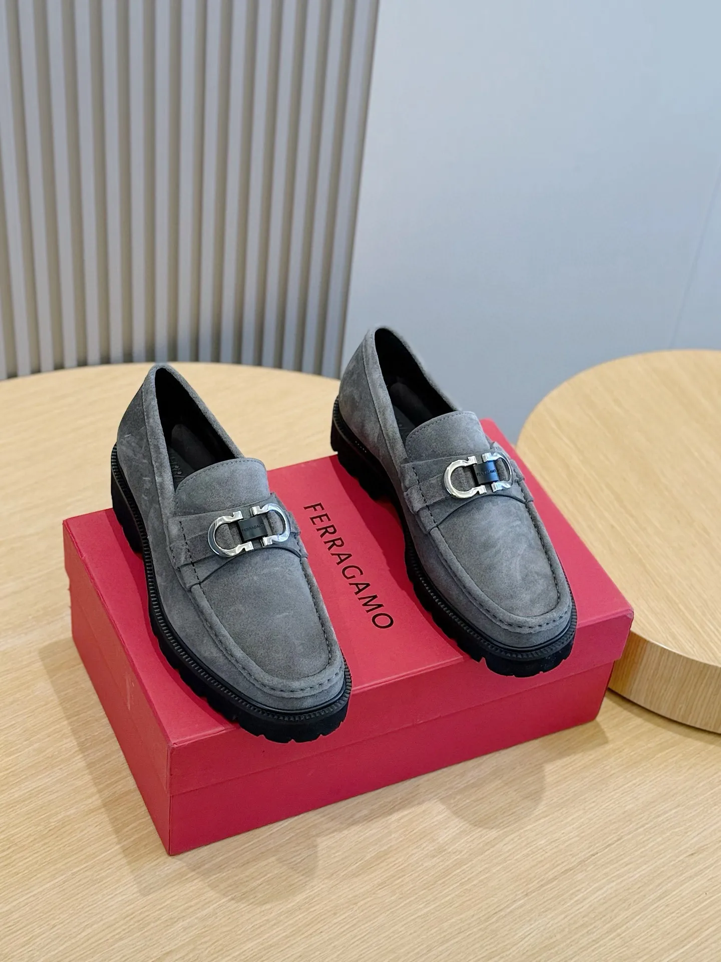 [Ferragamo] Top P: 760💰 Number of yards: 39~44 (38.45. Customized, non-returnable) Ferragamo men's leather derby shoes. The new derby shoes are light in texture and cool in style. They adopt exquisite eyelet uppers and novelly define urban trends. Made of brushed cowhide, it has a plump and rounded toe box and is decorated with delicate wingtip decorative details. Imported cowhide + cowhide lining.